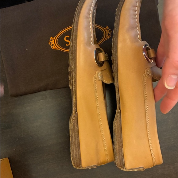Tod’s Women’s Tan Leather Driving Loafers Moccasins w/ silver grommets. Size 37. - Picture 4 of 16